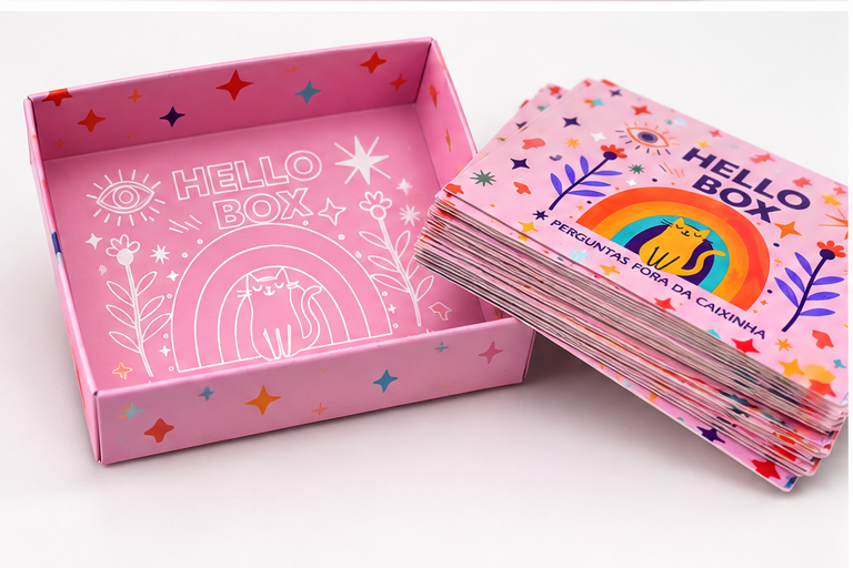 Hello Box aberta ao lado do conjunto de cartas