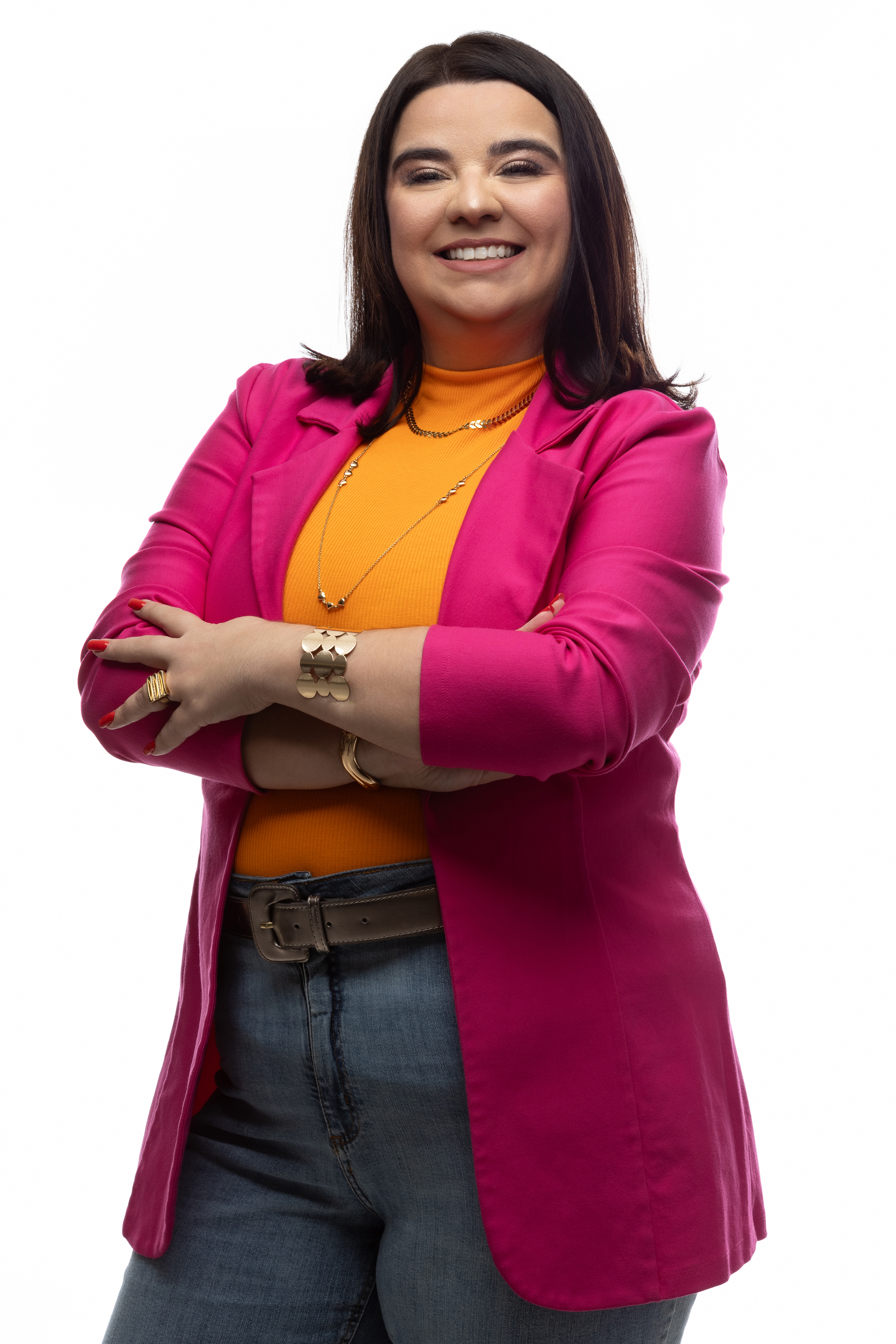 Heloísa Pinatti com blazer pink e braços cruzados